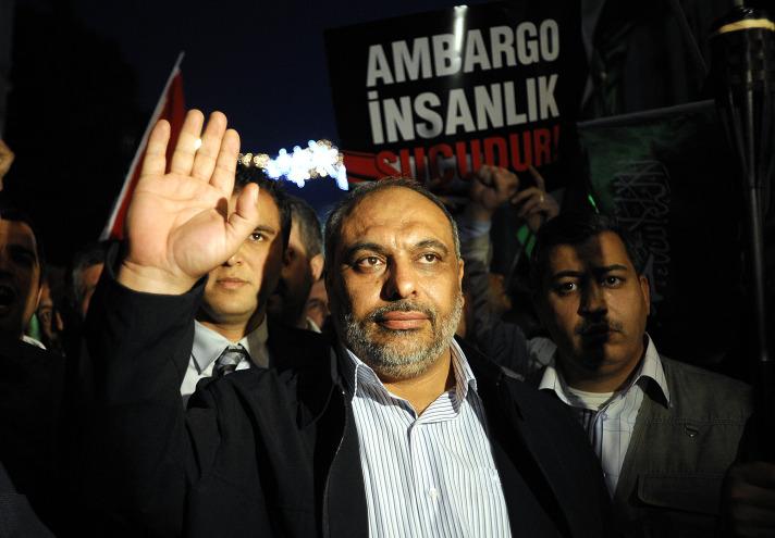 Yıldırım İsrail ve ABD'ye de seslenerek, ''İkinci filomuzla geliyoruz. Yalnız değiliz. Bu defa 9 şehidimizle birlikte geliyoruz. Bir yıl önce İsrail'e gelmek için 600 kişi başvurdu. Kanımız Akdeniz'e aktıktan sonra sayı 500 bini geçti'' dedi.