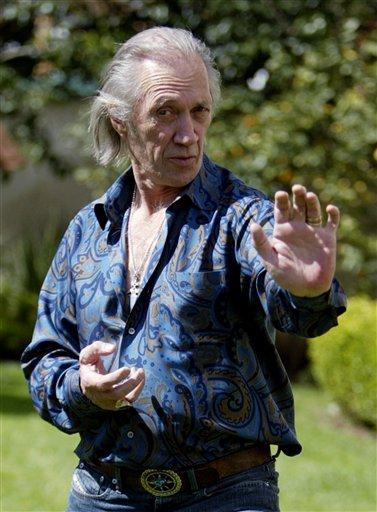 Ünlü Amerikalı oyuncu David Carradine, Tayland'ın başkenti Bangkok'ta ölü bulundu.