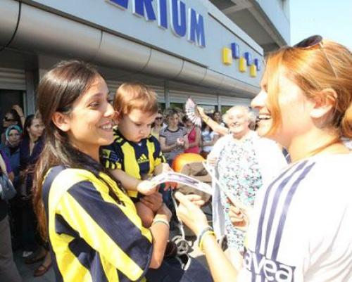 <strong>7-</strong> Özellikle kadın seyircilerin dikkatsiz oluşu nedeniyle uyarılarımıza rağmen ellerinde tuttukları biletleri çaldıranlar olmuştur.