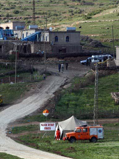 Bilge köyünde 44 kişinin öldüğü saldırı, birçok dramı ve hüznü de beraberinde getirdi. Köyde bir yanda ağıtlar, bir yanda ölüm korkusunun getirdiği göç var.