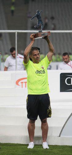 Futbol Federasyonu tarafından bu yıl 4. kez düzenlenen TFF Süper Kupa'yı, Beşiktaş'ı 2-0 yenen Fenerbahçe kazandı. Goller Alex'den geldi...