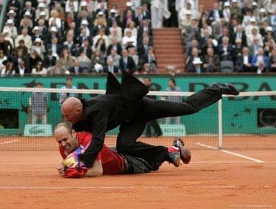 2009'da Fransa Roland Garros tenis turnuvasında korta daldı ve güvenlik görevlilerinden kaçarken düştü. Koruma Jimmy'i adeta kale çizgisini geçmek üzere olan topu çelen kalecileri aratmayan bir uçuşla yakaladı...