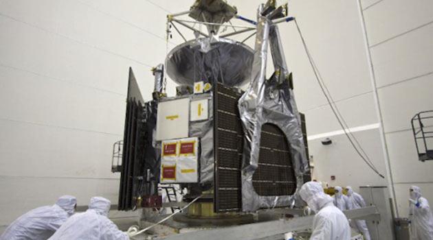 <strong>Juno (İntihar Misyonundaki Jüpiter Uydusu):</strong> Juno, 2016 yılında Jüpiter'in yörüngesine girmeden önce uzay aracı gaz devinin çok büyük yerçekimi tarafından çekilecek ve hızı saatte 215 bin kilometreye ulaşacak. Bu da bu makineyi bugüne kadar yapılan insan yapımı en hızlı obje yapacak. Uzay aracı yörüngeye girince gezegenin etrafında 33 kez dönece ve doğruca gezegene dalış yapacak. Onun bu intihar dalışında, araç meteor gibi yanana kadar Jüpiter'in hidrojen atmosferine doğru sürülecek.