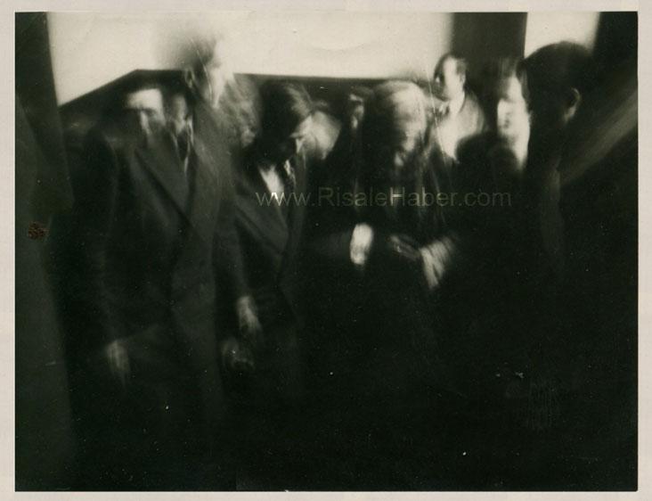 Bedi&uuml;zzaman Said Nursi'nin daha &ouml;nce hi&ccedil; yayınlanmayan fotoğrafları bulundu. Fotoğraflar 1952 yılında, İstanbul Gen&ccedil;lik Rehberi Mahkemesi sırasında Adliyede &ccedil;ekildi.