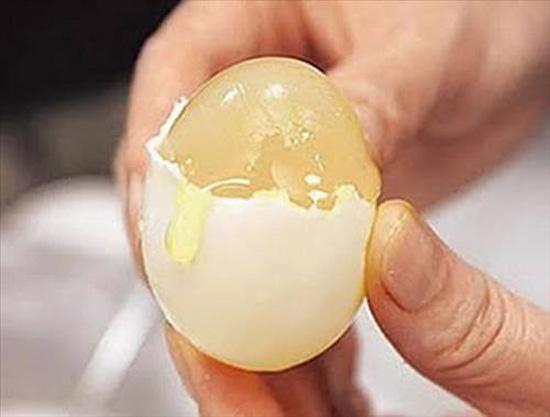 Çakma yumurtaların şekil olarak normal olmadığı, sarısını çevreleyen beyaz zarın bulunmaması veya kırıldığı zaman sarısının hızla beyaza karışması halinde yumurtanın sahte olma ihtimalinin yüksek olduğu ifade edildi.