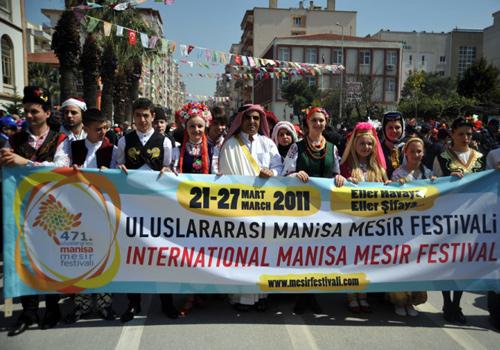 471. Uluslararası Mesir Festivali kapsamında, kortej yürüyüşü ve mesir macununun saçım töreni yapıldı. Mesir macunu saçımı sırasında izdiham yaşanırken, Osmanlı padişahlarını canlandıran oyuncular,geçmiş hakkında kısa bilgiler verdi.