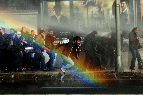 İ Mayıs'ta taksim Alanına girmeye çalışan gruplarla polisler arasındaki gerilimden görüntüler...