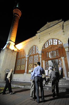 İslam âlemi, on bir ayın sultanı Ramazan'ı müjdeleyen Berat Kandili'ni idrak etti. Af ve mağfiret kapılarının sonuna kadar açıldığı gecede günahlardan arınmak isteyen binlerce inanan camilere koştu.