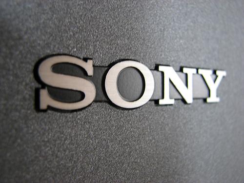Samsung'a göre daha genç olan Sony, ilk kez 1946 yılında Tokyo Tshushin Kokyo ismiyle ortaya çıktı. İlk yıllarda pirinç ocağı üretimiyle satışlarını gerçekleştiren Sony, 1955 yılından itibaren Latincede 'genç delikanlı' anlamına gelen Sony ismini aldı.