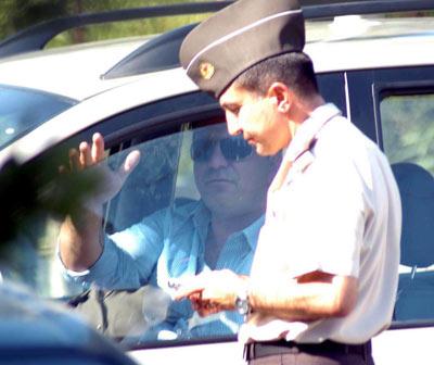 Bodrum'un Bitez beldesinde jandarma ekiplerinin ikna çabalarına rağmen, elindeki silahla başına ateş ederek kendini yaralayan kişi, hayatını kaybetti.
