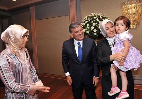 Cumhurbaşkanı Gül'ün Köşk'te verdiği ilk iftara katılan Gaziantepli bir şehit anası ile arasında geçen diyalog Türkiye gerçeğini bir kez daha ortaya koydu. Tüylerin diken diken olduğu an: