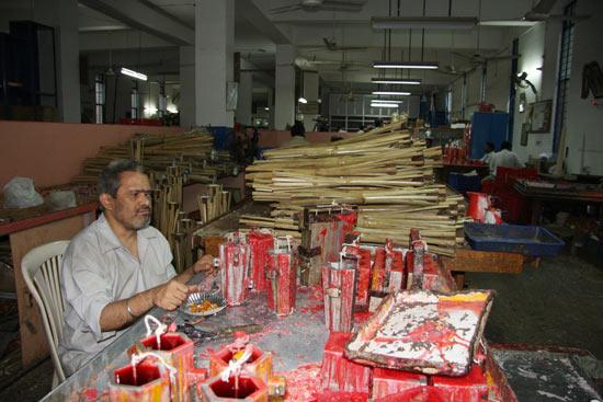 Hindistan'ın milyar dolarlar harcanan ışık festivali Divali bu Cumartesi kutlanacak. Bu b&uuml;y&uuml;k pazarı değerlendiren Delhi G&ouml;rme Engellilere Yardım Derneği'nin &uuml;rettiği &uuml;r&uuml;nler de a&ccedil;tıkları fuarda b&uuml;y&uuml;k ilgi g&ouml;r&uuml;yor.