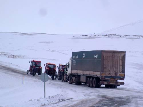 Ardahan Ilgar Dağı geçidinde karla kaplı yolda kalan TIR'ları Damal ilçesinden gelen traktörcüler kurtarıyor. 4 traktörün çektiği TIR'ların kurtarılma bedeli ise bölgede yeni bir sektör oluşturmuş durumda.