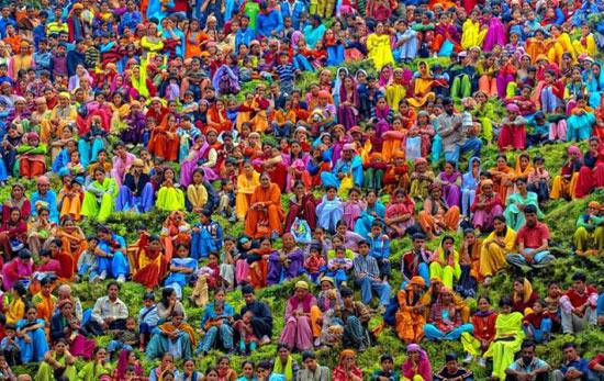 Baharın sonu yazın başlangıcını kutlayan Hindular, kast farklılıklarını bir kenara atıp bu çılgın festivalde doyasıya eğleniyor..