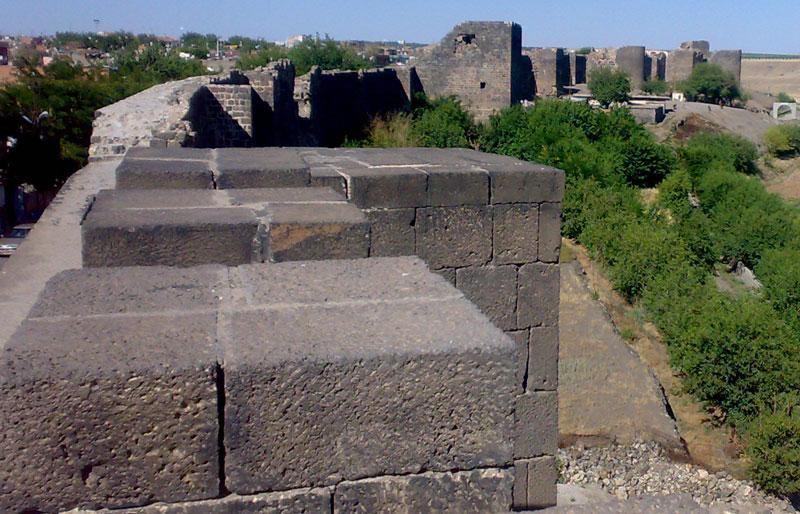 Ana hatları ile 7-8 metrelik yüksekliğe sahip sur duvarları burçlarda ve kalelerde 10-12 metre yüksekliğe ulaşabiliyor. Sur duvarlarının genişliği 3 ile 5 metre arasında değişiyor.