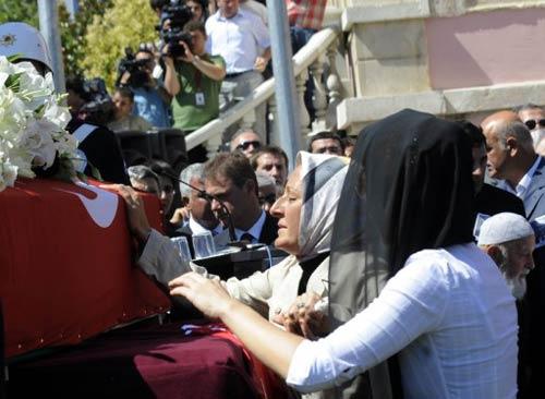 TFF Başkanı Hasan Doğan toprağa veriliyor. Eşi Aysel Doğan, TFF'deki törende tabuta son kez dokundu