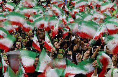 İran Devrimi'nin 30. yıl dönümü, tam bir gövde gösterisine dönüştü. Uzaya gönderilen uydunu maketi tören alanına dikilirken törene katılan milyonlarca kişinin üzerine helikopterler gül yağdırdı.