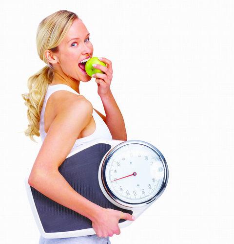 5. Yeterli protein alın Protein kaslarımızı oluşturur. Yetersiz protein alımı metabolizmamızı yavaşlatır. Her öğünde protein almaya çalışın. Böylelikle kan şekeri dengelenir ve tokluk hissi artar. Fazla protein de yağ olarak depolanır, böbrek, karaciğer ve kalpte problem oluşturur. Günümüzde karbonhidratı düşük ve protein oranı yüksek olan Low-carb diyetleri ise sağlıklı değildir, sadece kısa süreli kilo kaybı sağlar, daha sonra kilo kaybı durur.