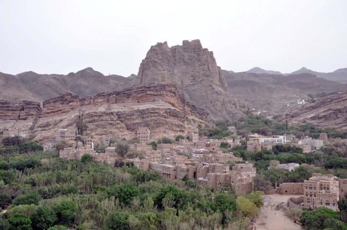 Arap ırkının ataları olarak kabul edilen Yemenliler birçok eski medeniyete ev sahipliği yaptı. Kur'an-ı Kerim'de Hz. Süleyman'ın anlatıldığı hikayelere konu edilen Sebe Melikesi Belkıs'ın hüküm sürdüğü yıllardan beri verimliliğiyle bilinen Dahr Vadisi'nde bir kayanın üzerine oturtulmuş bu bina, adeta bir ''kartal yuvasını'' andırıyor. Arap coğrafyasında bir deyim haline gelen ''Kartalların yaşayamayacağı yerde Yemenliler yaşar'' sözünü ispatlayan Dar'ül Hacer, görenleri her zaman olduğu gibi büyülüyor.