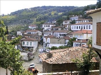 Selçuk ve Seferihisar, kıyı oryantasyonlu turizm yatırımlarını üstlenecek. İki ilçe günübirlik turizm, ikincil konut, kara ve deniz avcılığı, arkeolojik ören yeri düzenlemeleri, tarih turları ile deniz ulaşımı yatırımlarıyla desteklenecek. Buca da İzmirin potansiyeli yüksek bölgelerinden biri. Son yıllarda yoğun inşaatlarla hızlı gelişiyor. Bucanın dışında olmasına rağmen bölgedeki yapılaşmalarla merkezle arasındaki farkı kapatan Yıldız bölgesi de dikkat çeken yerlerden biri. Bölgede yapılan yüksek standartlı yeni siteler Yıldıza olan talebi artırıyor.