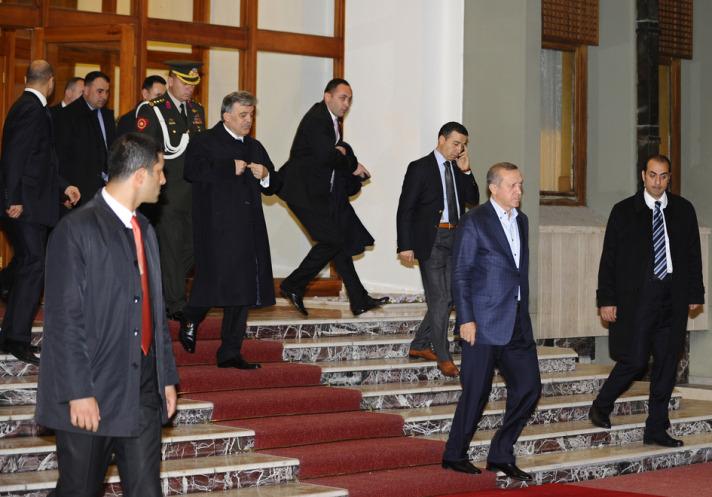Cumhurbaşkanı Gül, Endonezya Cumhurbaşkanı Susilo Bambang Yudhoyono'nun daveti üzerine THY'ye ait özel uçak ile saat 20.50'de Endonezya'ya gitti. Gül'ü, Esenboğa Havalimanı'nda Başbakan Recep Tayyip Erdoğan, Ankara Büyükşehir Belediye Başkanı Melih Gökçek ve Emniyet Müdürü Zeki Çatalkaya ile öteki ilgililer uğurladı.