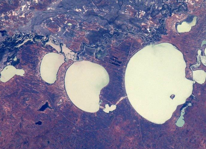 Avustralya'daki sıra dışı yer şekilleri......  Bu fotoğraflar uydudan çekilmedi. Uluslararası Uzay İstasyonu'nda görev yapan Hollandalı astronot André Kuipers, kendi fotoğraf makinesiyle Dünya'yı çekip Twitter sayfasından paylaştı.