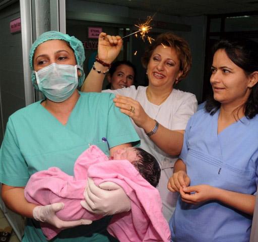 ELEKTIRIKCILIK YAPAN ORHAN ILBAS'IN (24) ESI ZEYNEP ILBAS (20), SEZARYEN DOGUMLA SAAT 00.01'DE 3 KILOGRAM AGIRLIGINDA BIR ERKEK BEBEK DUNYAYA GETIRDI. YENI YILIN ILK BEBEGI HEMSIRE VE EBELER ARASINDA DA SEVINC YARATTI.