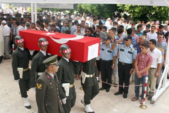 Aksoy'un eşi Üsteğmen Kamil Aksoy, tören boyunca metanetini korurken, tabutun cenaze aracına konduğu sırada daha fazla dayanamayarak göz yaşlarını akıttı. Aksoy için düzenlenen cenaze törenine, yakınlarının yanı sıra Vali Yardımcısı Fikret Deniz, Adana Büyükşehir Belediye Başkan Vekili Zihni Aldırmaz, Jandarma Bölge Komutanı Tuğgeneral Ünal Karaosmanoğlu ve vatandaşlar katıldı. Daha sonra Buruk Mezarlığına götürülen cenaze, gözyaşları arasında toprağa verildi.
