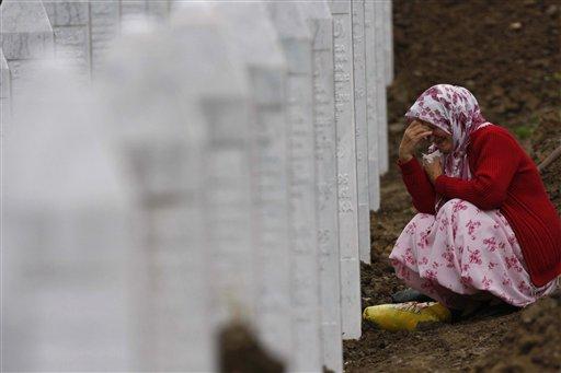 Srebrenitsa 'da 8 bin Müslümanın dünyanın gözü önünde Sırplarca soykırıma uğramanın 13. yıldönümü. Avrupa'da yaşanan en büyük soykırımın failleri hala yakalanamadı.
