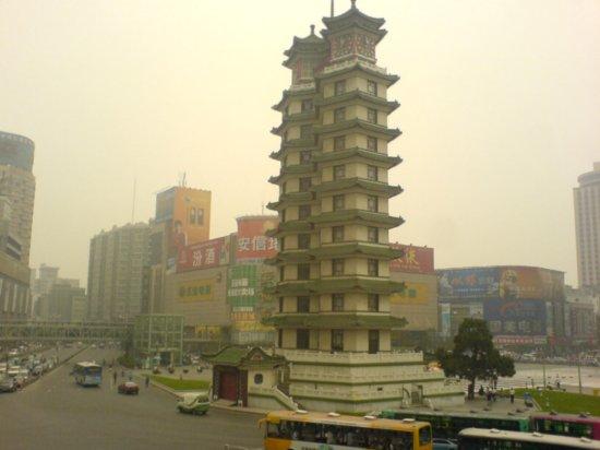Henan vilayeti, Çin'in dünyanın üçüncü büyük ekonomisi olmasını sağlayan göçmen işçi ordusunun kaynağı konumunda. 1950'lerde nüfusu 40 milyon olan fakir ve kalabalık vilayetin nüfusu 1990'larda 90 milyona ulaşmıştı.