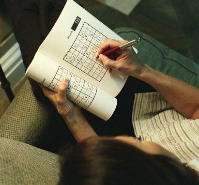 Sudoku yetenekleri nasıl geliştirilir? (İngiliz Northumbria Üniversitesinin bu soruya verdiği cevap tam bir içki reklamı olmuş: Yapılan araştırmalara göre kırmızı şarap içmek insanları düşünmeye itiyor, dolayısıyla beyin fonksiyonları daha hızlı çalışıyormuş!)