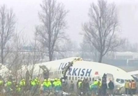 Türk Hava Yolları'na ait uçak, Hollanda'nın Amsterdam kentinde Schiphol havaalanına inerken yere çakıldı.