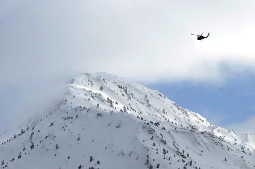 BBP Genel Başkanı Muhsin Yazıcıoğlu ve beraberindekileri taşıyan helikopterin enkazının bulunduğu bölgede ulaşılan cesetler, Skorsky helikopterle Kızılöz köyüne getirildi.