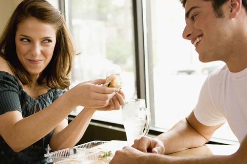 <p>-Erkek çok acıkmışsa ve eve geldiğinde hazır bir sofra görerek yemeğini yediğinde moralinin düzgün olduğunu ve mutlu olduğunu belli eder.<br /><strong></strong></p>