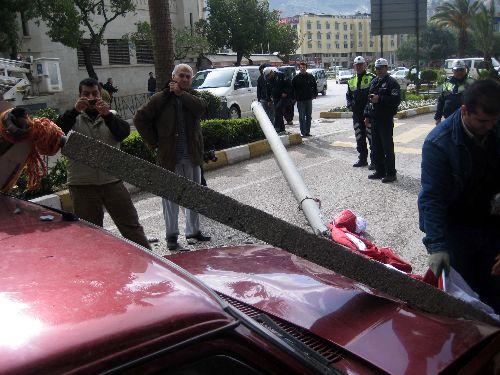 Hatay'da etkili fırtına, siyasi partilerin afişlerinin asıl olduğu Tedaş'a ait elektrik direklerini devirdi. Fırtına, kavşaklardaki sinyalizasyon lambalarının direklerini de yerle bir etti.