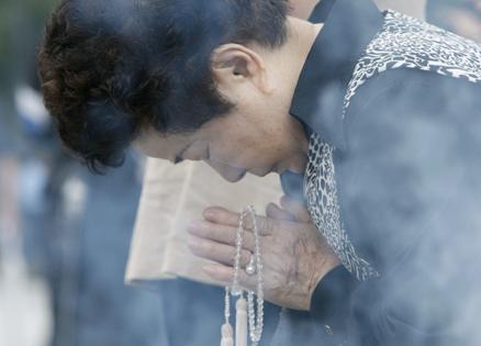 Japonya'nın batısındaki Hiroşima kentinde kurbanların anısına düzenlenen törene, aralarında ABD'nin attığı bombadan kurtulmayı başaranların da bulunduğu, Başbakan Taro Aso ve 60 kadar ülkeden temsilcilerden oluşan yaklaşık 50 bin kişi katıldı.