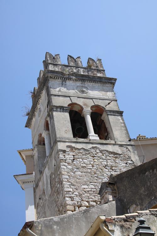Corfu’nun dar sokaklarını Venedik stili binalar süslüyor. Her bir bina işlemeleri, işlemeli ferforjeli balkonları, ahşap kepenkleriyle sanki bir sanat eseri.