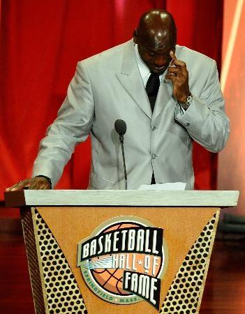 Basketbolun efsane ismi Michael Jordan Naismith Memorial Basketball Hall of Famee kabul töreninde oldukça duygusal anlar yaşadı.