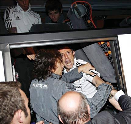 Beşiktaş'ta ligde bu yıl golü bulunmayan Nihat Kahveci, sahada ve soyunma odasında takım arkadaşı Quaresma, stat dışında da spor yazarı Turgay Demir ile kapıştı. Arkadaşları Nihat'ı güçlükle zaptetti.