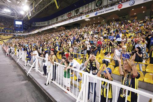 <strong>8-</strong> Bu arada her iki maça da yabancı uyruklu kadın-çocuk ilgisi olduğu görülmüştür.