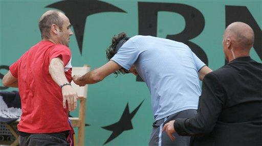 Tenis tarihinin en başarılı oyuncularından Roger Federer, kortta tarih yazarken sahaya dalarak taşkınlık yapan bir seyirci de kendi çapında tarih yazdı.