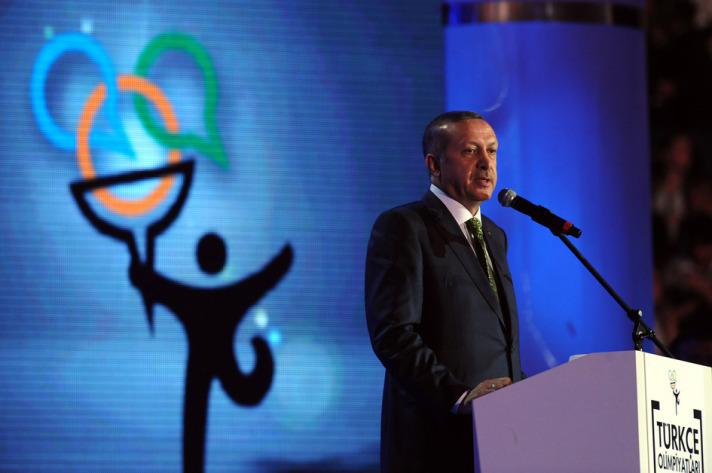 Başbakan Erdoğan, ''Vefa eğer tanımak istiyorsanız burada, cefa eğer tanımak istiyorsanız burada. Fedakarlık, özveri, aşk ve sevda gibi kavramları adeta hayatları ve mücadeleleriyle müşahhas haline getiren, Ay Yıldızlı bayrağın ışığını en doğuya, en batıya, en kuzeye, en güneye gönüllerinde taşıyan tüm öğretmenlerimizi alınlarından öpüyorum'' şeklinde konuştu.