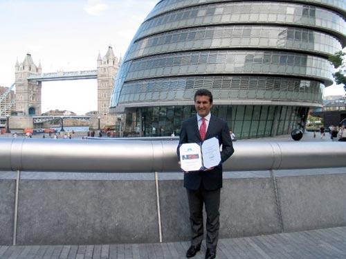 Mustafa Sarıgül, Londra'nın Türk asıllı yeni Belediye Başkanı Boris Johnson'a kutlama ziyaretinde bulundu.