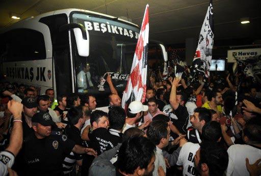 Şampiyonluğu göğüsleyen Beşiktaş, İstanbul'a geldi. Siyah-beyazlıları gece yarısı coşkulu bir kalabalık karşıladı. Kafile otobüsü Ümraniye'deki tesislere kadar güçlükle ilerleyebildi.