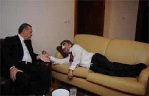 EN MAĞDUR

Kayseride katıldığı şehit cenazesinde yumruk yiyen Enerji Bakanı Taner Yıldız. Yıldız bu durumuna rağmen Meclise gelerek görüşmelere katıldı. Başbakan Erdoğan, Yıldızla yakından ilgilendi.