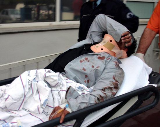 Sakarya'nın Erenler ilçesinden çaldığı otomobille polisten kaçan bir kişi, Kocaeli'nde kırmızı ışıkta bekleyen yolcu otobüsü ile kamyona çarptı. Parçalanan otomobilden yaralı kurtulan oto hırsızı, kaçmaya çalışırken polis tarafından yakalandı.