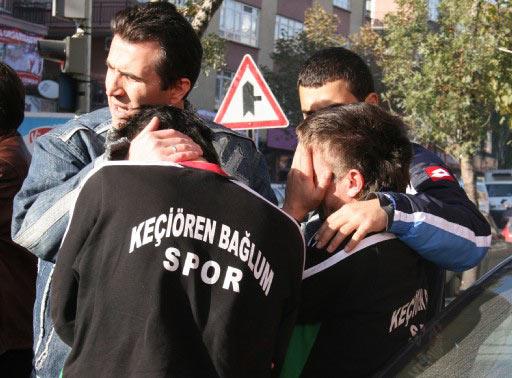 Ankara Süper Amatör Lig takımlarından Keçiören Bağlumspor'da forma giyen Ali Özdemir, antrenmanda geçirdiği kalp krizi sonrasında hayatını kaybetti. Çift kale maça geçildiği sırada yaşanan ölüm takım arkadaşlarını yasa boğdu.