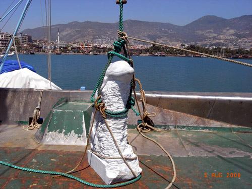 Dalış eğitimi sırasında hayatını kaybeden dalgıç Bülent Demirci'nin hatırasına denize yunus balığı heykeli indirildi