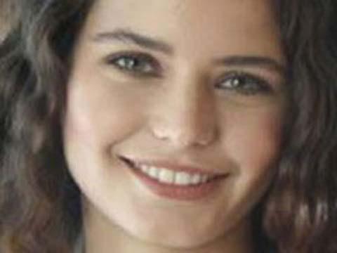 Beren Saat Feminen bir gülüşü var. Ön dişlerinin arası açık, yan keserler kısa. Bu onu genç gösteriyor.