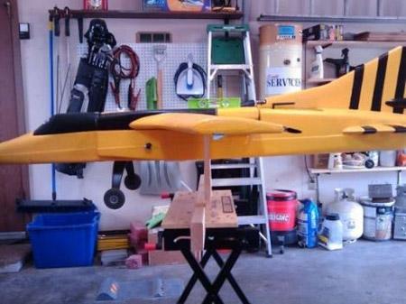 ABDli iki mucit Mike Tassey ve Richard Perkins, ABD ordusuna ait eski bir insansız hava aracını çok daha üstün bir modele dönüştürdü. Cep telefonu şebekerine, hatta kablosuz ağlara bile girmeyi başarabilen WASP, ABD ordusunun hemen dikkatini çekti.Kablosuz Hava Denetim Platformu (WASP) olarak adlandırılan araç yaklaşık 2 metre kanat genişliğine sahip. Ağırlığı ise 4.2 kg. Ordunun kullandığı insansız hava araçlarının aksine benzin yerine batarya kullanan WASP, küçük boyutu sayesinde radarlardan sıyrılabileceği gibi uzak mesafelerden kuşa benzetiliyor.